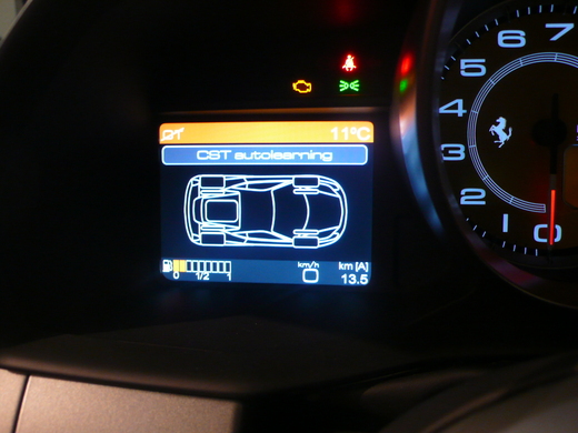 458 italia のハイテクコックピット_a0129711_1265563.jpg