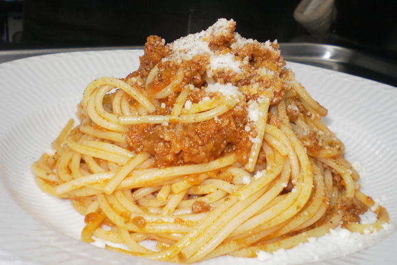 スパゲティ　コン　ラグーで赤ワイン_e0224842_1662193.jpg