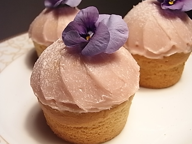 ヴァイオレットのカップケーキ_b0145846_22315271.jpg