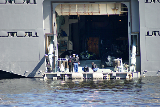 『YOKOSUKA軍港めぐり』出港迫る長浦港_e0150566_1351847.jpg