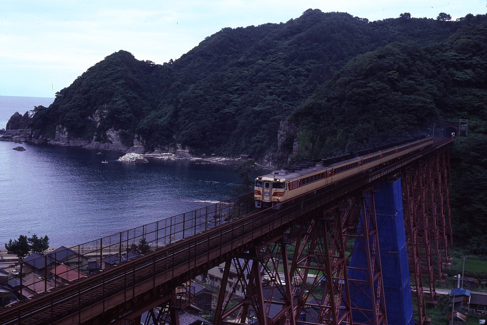 余部鉄橋でキハ181系と旧型客車　- 1982年山陰線 -_b0190710_2363988.jpg