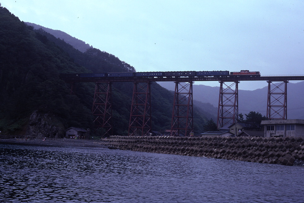 余部鉄橋でキハ181系と旧型客車　- 1982年山陰線 -_b0190710_236556.jpg