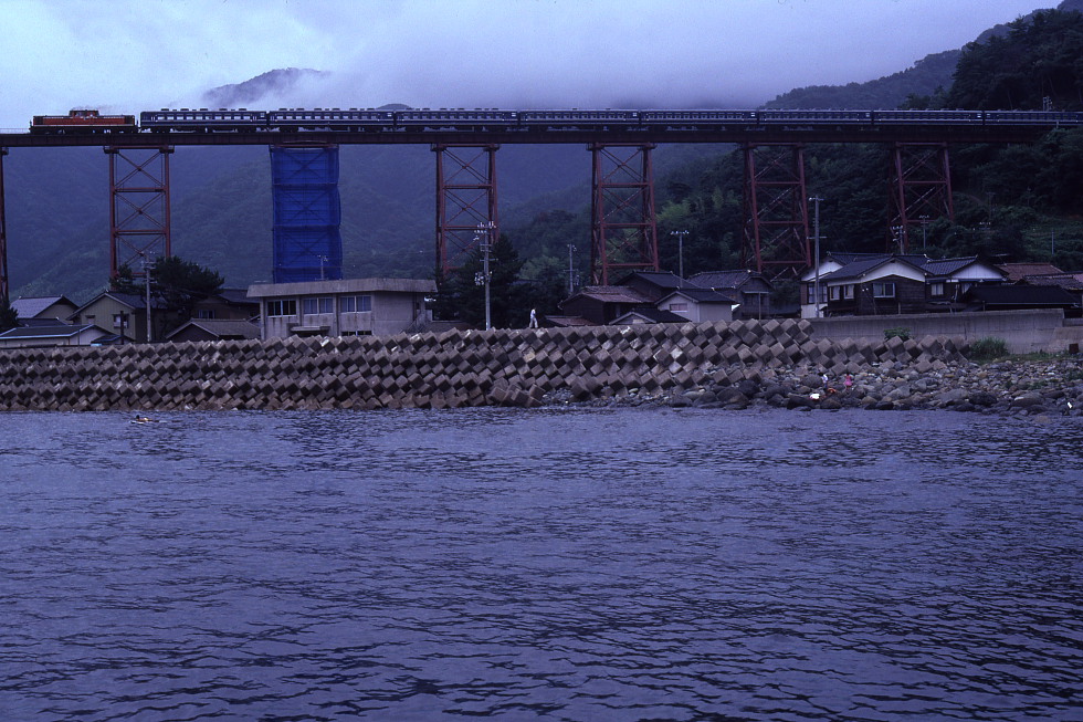 余部鉄橋でキハ181系と旧型客車　- 1982年山陰線 -_b0190710_237791.jpg