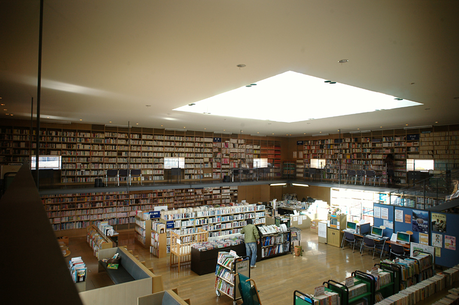 付属の図書館_f0010196_6384779.jpg