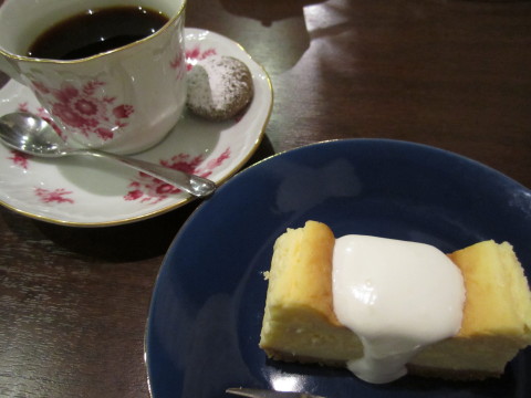 チーズケーキセット＆お替わり珈琲：喫茶ヨツバ（弘前市）_b0147224_21352142.jpg