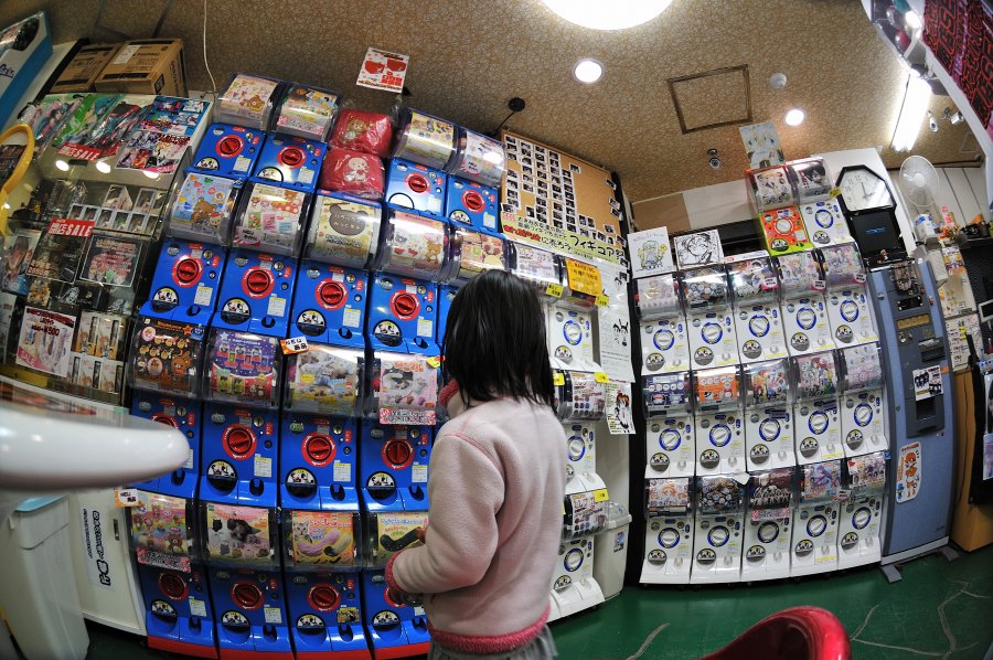 AT-X 107 DX Fish Eye 10-17mm を持ってガチャポン専門店へ_f0205834_2337919.jpg