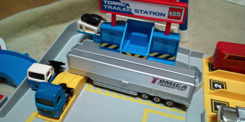 トミカトレーラーステーションとトラック5台セット