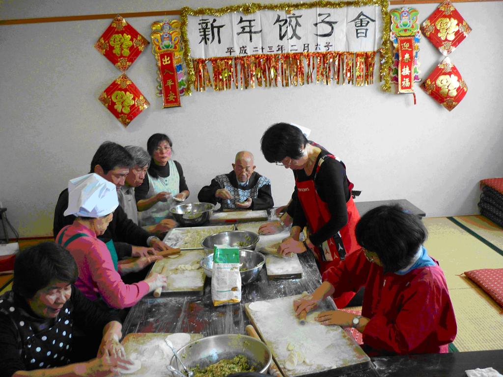 东京府中市举行新年饺子会 中国留学生参加_d0027795_15534986.jpg
