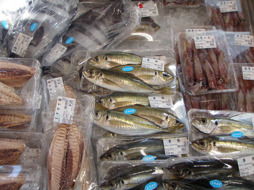 直販所・楽市は、お魚、お弁当、果物たくさんあります。_f0227434_151374.jpg