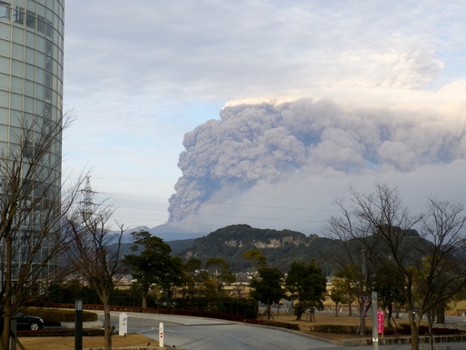 もう、毎日のことでNEWSにならないかもしれませんが新燃岳がすごいです！_c0196862_17531060.jpg