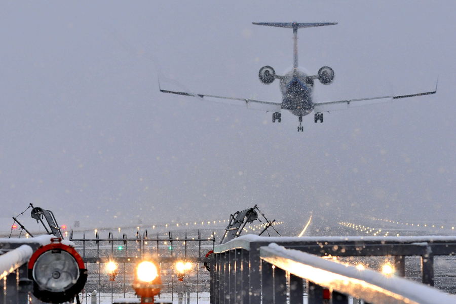 雪の大阪空港（伊丹空港）１/３_d0148541_1953695.jpg