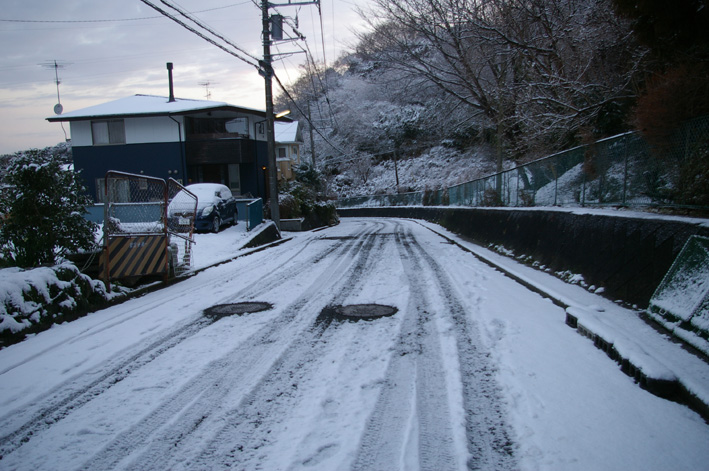 六国見山（高野台）はまるで雪国、凍結が心配だ！（２・１２）_c0014967_12231088.jpg