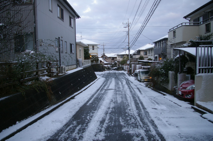 六国見山（高野台）はまるで雪国、凍結が心配だ！（２・１２）_c0014967_12245928.jpg