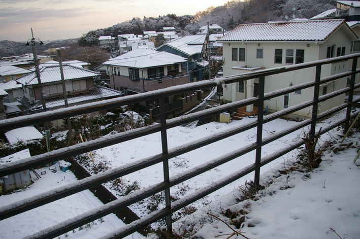 六国見山（高野台）はまるで雪国、凍結が心配だ！（２・１２）_c0014967_12264895.jpg