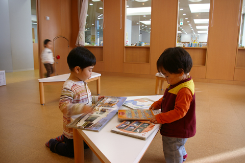 図書館へおでかけ: in the morning, 12 Feb 2011_a0186568_12232849.jpg