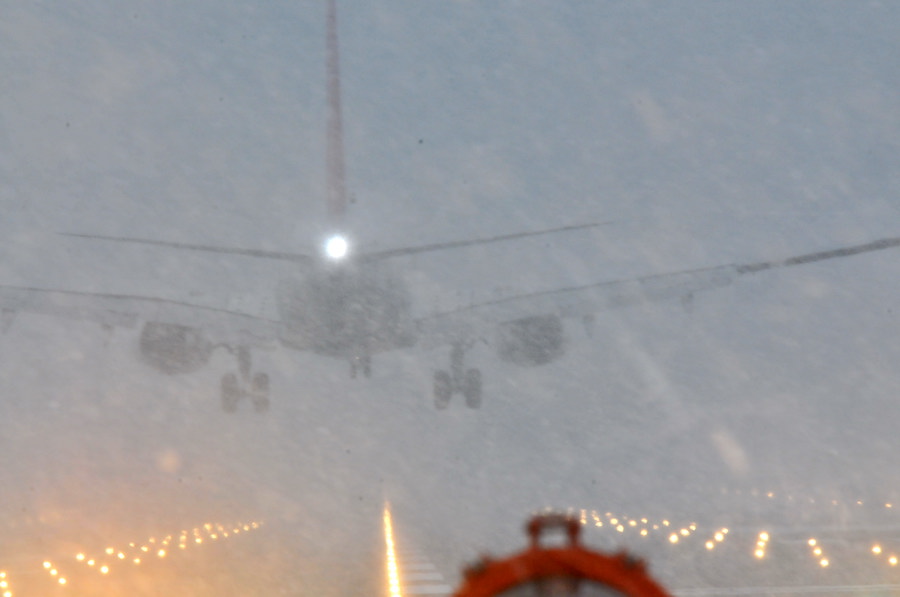 2011 02 11 雪の日の伊丹空港_a0143491_2335419.jpg