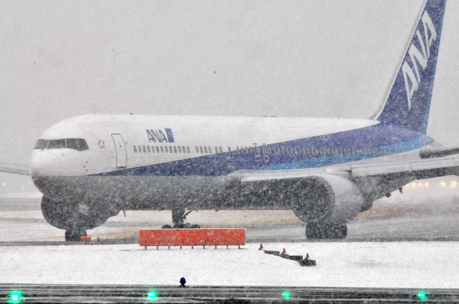 2011 02 11 雪の日の伊丹空港_a0143491_23414924.jpg