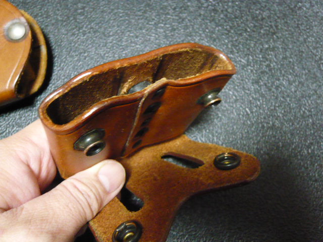 マガジンポーチ BianchiとGalco : 勇気ある撤退