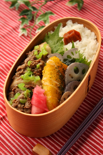 カレイのムニエル＆里芋と牛肉の味噌煮弁当_e0221830_2252557.jpg