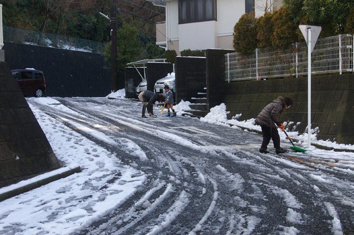 六国見山は再び積雪、凍結恐れ一斉に雪かき（11・2・15）_c0014967_1972561.jpg