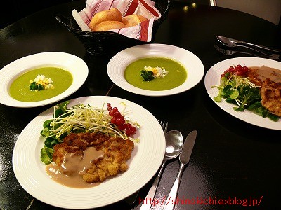 Schnitzel（シュニッツエル）とブロッコリーポタージュスープ_c0149312_8252244.jpg