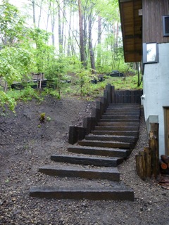安心して歩ける階段 永楽屋ガーデン 自然を愛する スローライフな庭造り