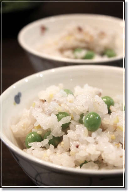 食卓の春 サヤのおだしで炊くうすいえんどうの豆ご飯 スパイスと薬膳と 食卓の春 サヤのおだしで炊くうすいえんどうの豆ご飯 スパイスと薬膳と