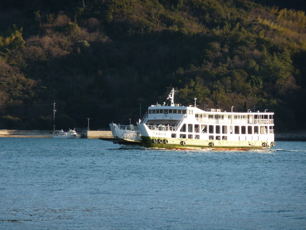 ここが来島海峡です！そして、　「観音様と背負った大亀」の山_e0165472_22183174.jpg