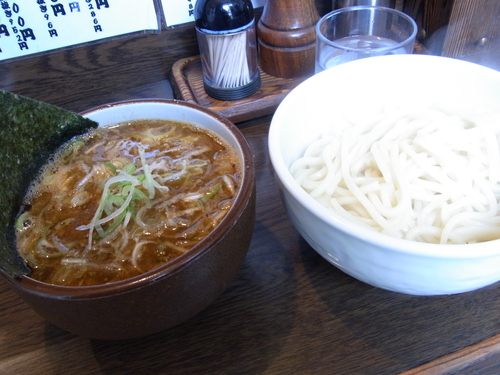 麺の量が選べます（十六　池袋）_d0214201_8475129.jpg