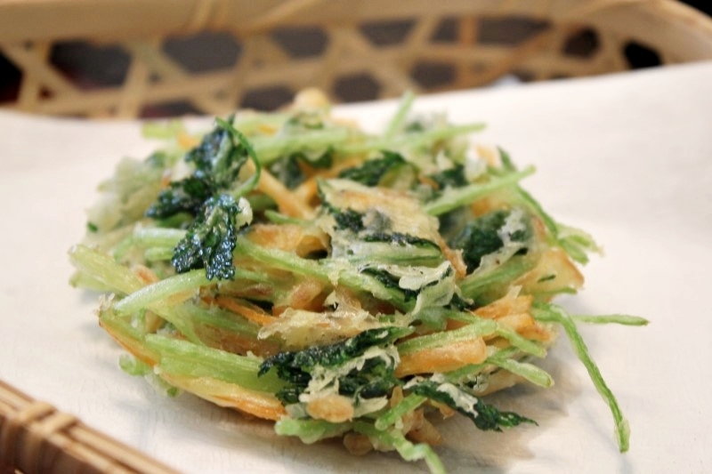 へぎそばと三つ葉のかき揚げで天ざる スパイスと薬膳と へぎそばと三つ葉のかき揚げで天ざる スパイスと薬膳と