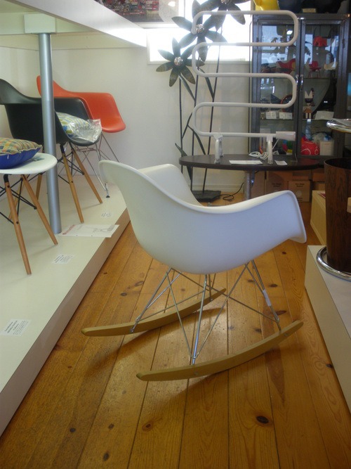 国内限定３００脚EAMES SHELL CHAIR DSR in PINK♪_b0125570_11226100.jpg