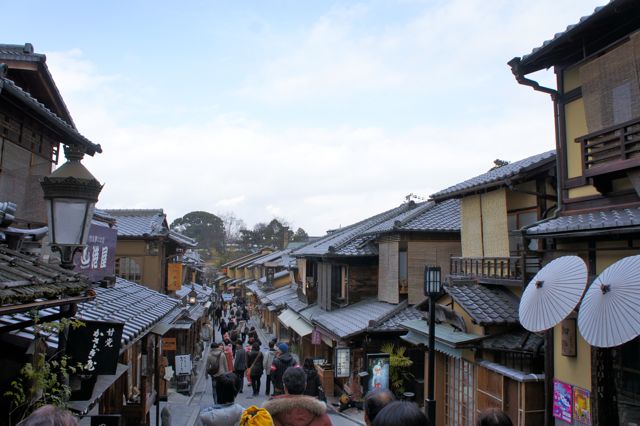 2011冬、雪の京都（2日目 朝の清水寺、イノダの朝食、八坂神社でお祓い、知恩院）_a0125694_2282578.jpg