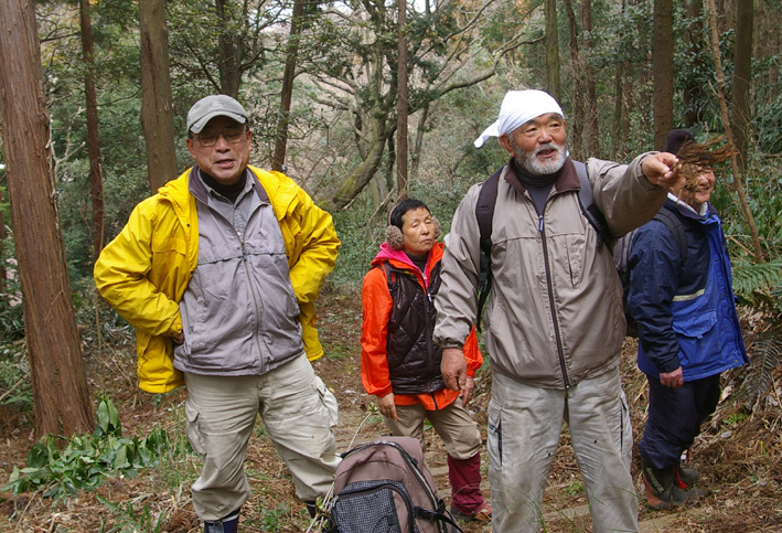スギ林に木漏れ日が！第２回六国見山森林公園の手入れ_c0014967_10474110.jpg