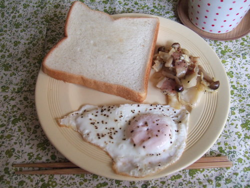 2011年2月18日（Sa）昼食　トースト・目玉焼き・サラダ_e0150625_3404632.jpg