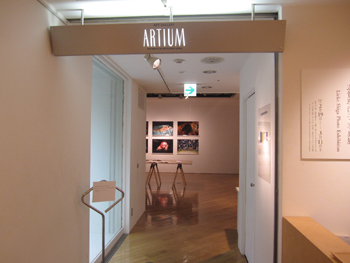 カナリア門 志賀理江子写真展」スタートしました! : ARTIUM Reports カナリア門 志賀理江子写真展」スタートしました! : ARTIUM Reports