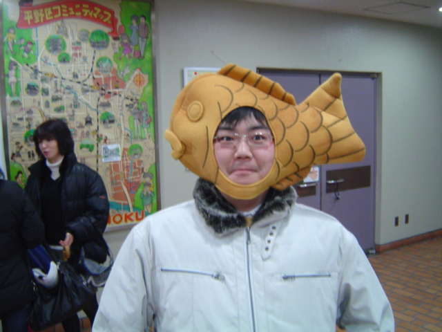 後輩をいじってすみません。こんなことをして楽しんでいたみたいです。”近畿大学水産学部出身のたいやき君でぇ～す”_e0096277_716445.jpg