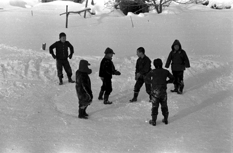 写真で見るあおもりあのとき　第27回「寒さものともぜず　子どもたち雪遊び」_b0111910_8544147.jpg