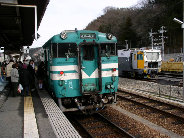 姫新線で活躍する加古川色キハ40 : 交野が原道草