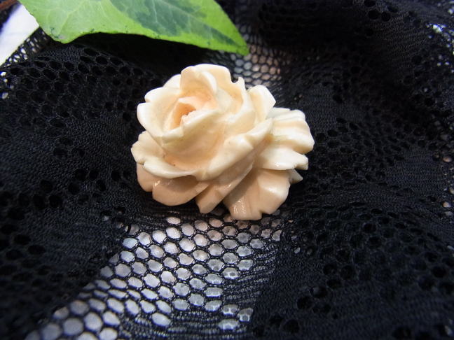 アイボリーの薔薇ブローチ_d0127182_1556279.jpg