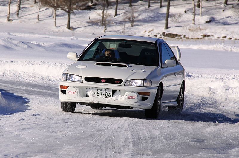 菰田潔さんからGC8インプレッサWRXクーペのバックスピンターンを猛特訓!_f0076731_21335771.jpg