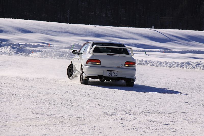 菰田潔さんからGC8インプレッサWRXクーペのバックスピンターンを猛特訓!_f0076731_2137125.jpg