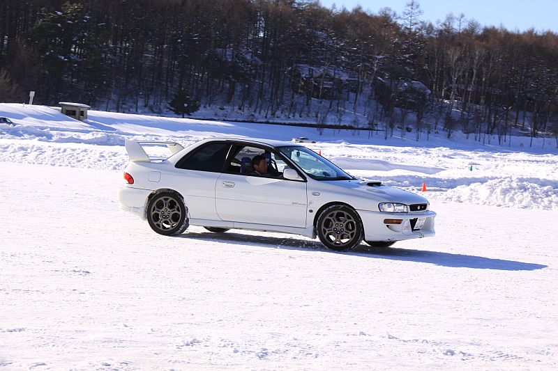 菰田潔さんからGC8インプレッサWRXクーペのバックスピンターンを猛特訓!_f0076731_21562556.jpg