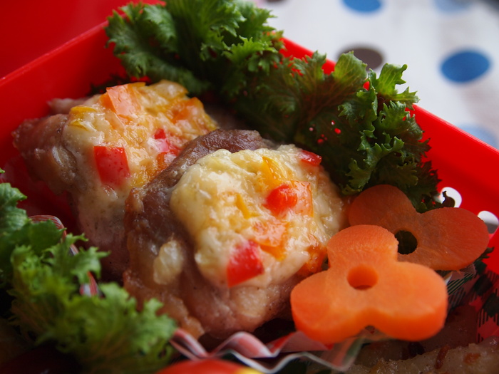 鶏肉のカラフルマヨ焼きとオニオン風味じゃが餅ガレットのお弁当♪_a0078146_815838.jpg