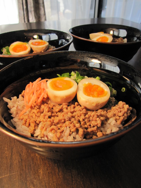 ひき肉丼 しょうゆ卵のせ_e0170734_14595138.jpg