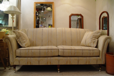 イギリスの上品なソファー入荷!!_a0096367_20413668.jpg