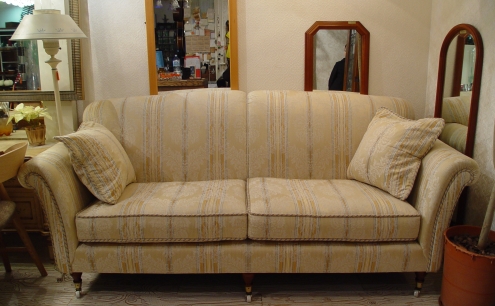 イギリスの上品なソファー入荷!!_a0096367_20414366.jpg