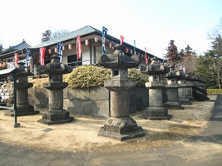 石灯籠群(不動寺④ 大奥ゆかりの寺)_c0187004_16553771.jpg