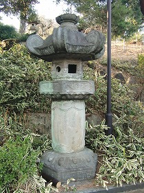 石灯籠群(不動寺④ 大奥ゆかりの寺)_c0187004_16555763.jpg