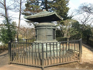 石灯籠群(不動寺④ 大奥ゆかりの寺)_c0187004_17411857.jpg