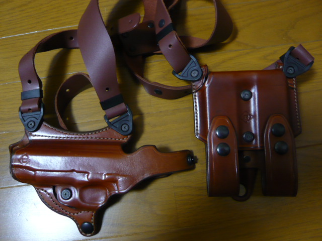 AKER FlatSider XR7 ショルダーホルスター : 勇気ある撤退